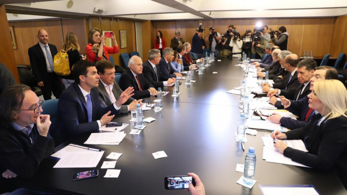 Gobernadores planifican una estrategia para recuperar los $30.000 millones que les quitó Macri