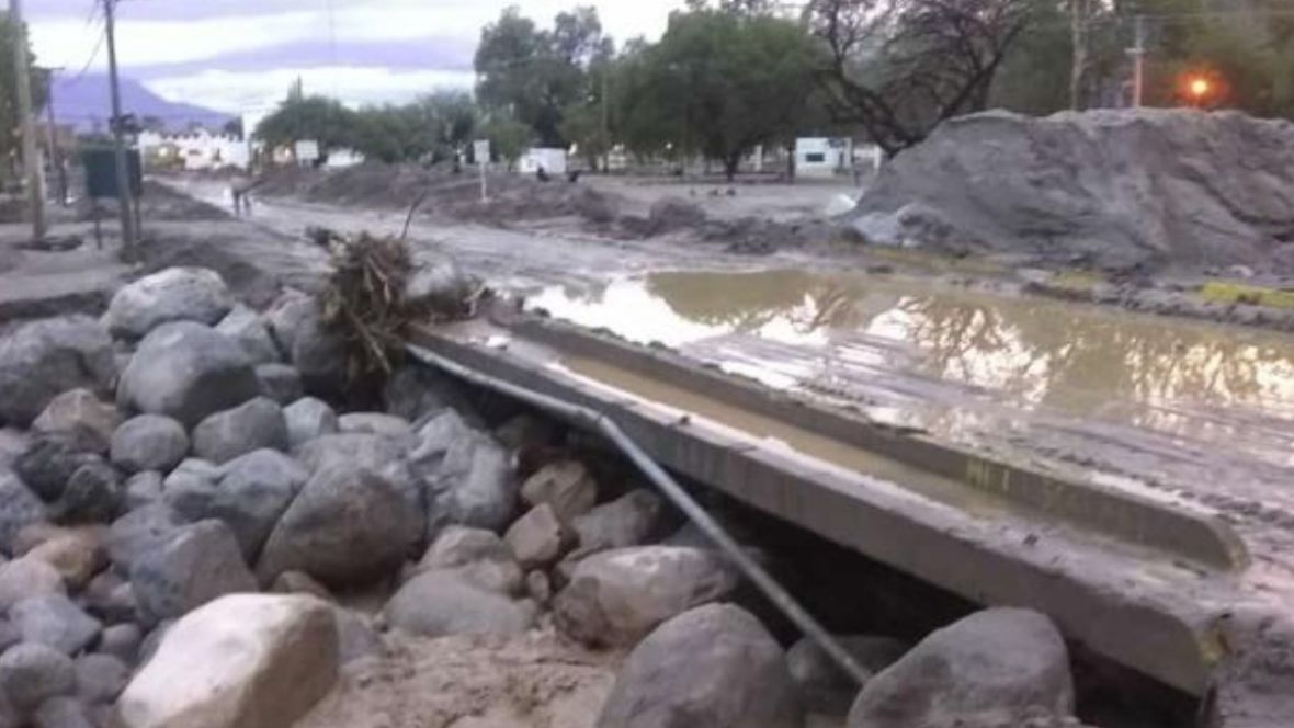 Cafayate se repone tras el desborde del río Chuscha: 30 evacuados y calles intransitables