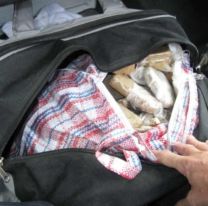 Detuvieron al "mochilero loco": llevaba 14 ladrillos de marihuana escondidos en el bolso
