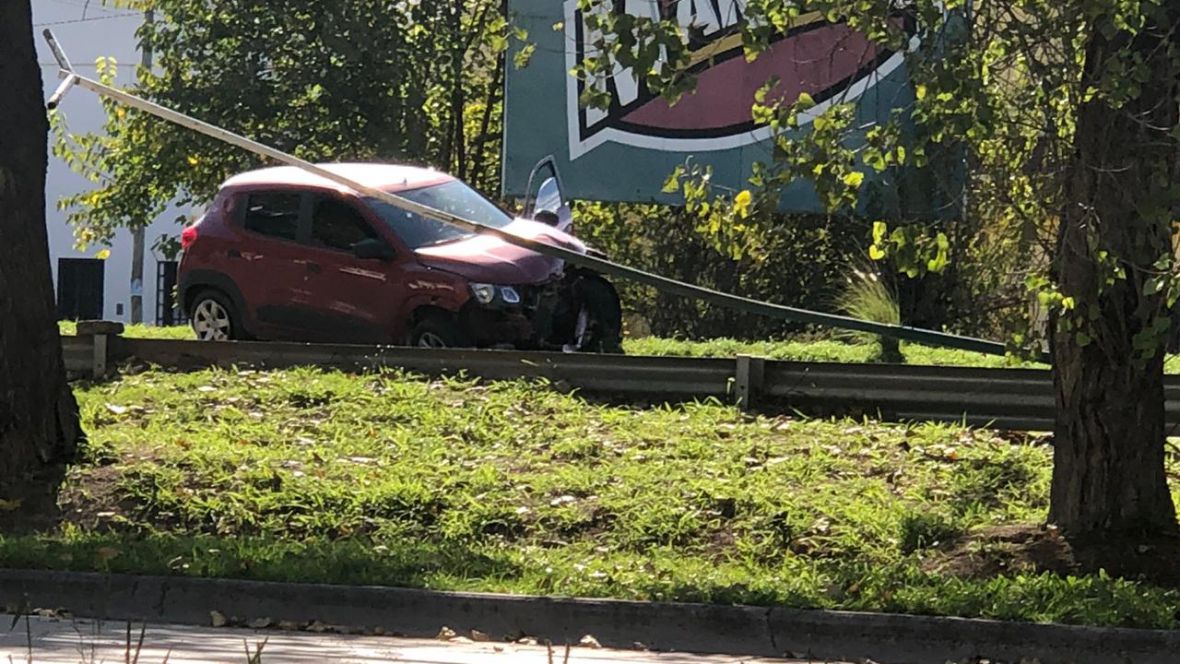Violento accidente en Av. Tavella: un auto chocó de frente contra un poste de luz