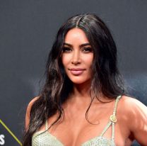 Con un diminuto traje de baño y una trenza larguísima: Kim Kardashian enciende las redes