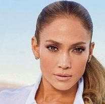 Recostada junto a la chimenea: Jennifer Lopez encendió todos los fetiches de pies