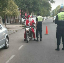 La policía detuvo  a Papá Noel en un control policial: "Muchos chicos lloraron"