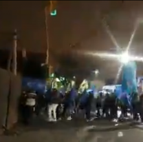 Con banderas y amontonados: así entraron militantes a los actos por Güemes [VIDEO] 