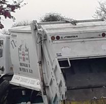 Un camión de basura perdió una rueda y los recolectores se salvaron de milagro
