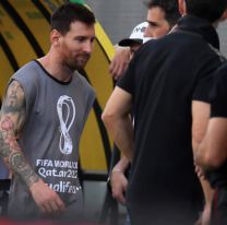 Se conoció el motivo real por el que Messi terminó con pechera de fotógrafo
