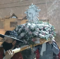 Peleándole al frío y a la nieve: salteños hicieron la procesión en Ushuaia