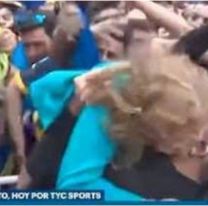 En la previa del partido de Boca, Riquelme alzó y besó a una abuelita 82 años