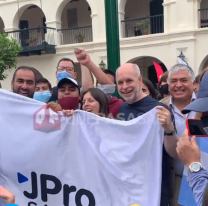 Larreta en Salta: a los abrazos, sin barbijo y rodeado por "guardespaldas" del PRO