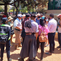 Tensión en plaza 9 de Julio: echaron a bailarines y los turistas se indignaron