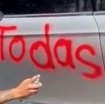 Su novia lo hizo "chivo" y él le escribió este mensaje en el auto 