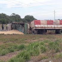 Volcó un camión sojero en la ruta: el conductor fue trasladado de urgencia