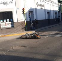 Lunes accidentado: motociclista pasó el semáforo en rojo y chocó con otro