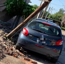 Fuerte temporal en Salta: un auto quedó destruido por una pared y un poste