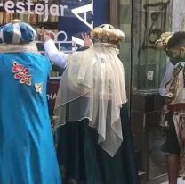 [HAY VIDEO] Tensión y gritos en la peatonal: demoraron a los Reyes Magos