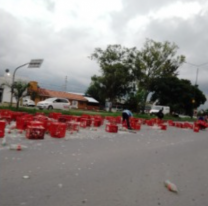 La Paraguay se llenó de botellas y cajones de Coca por un accidente