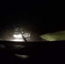 No podía ver nada por la lluvia y se llevó puesta una motociclista [FOTO]