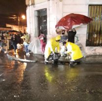 Desagües tapados: la Muni pidió que la gente no tire basura en la calle