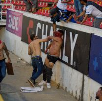 Locura en un partido de fútbol: una batalla campal entre hinchas
