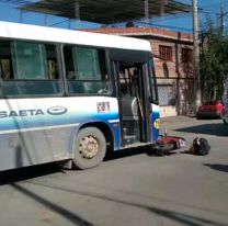 Choque en el macrocentro de la ciudad: un SAETA se llevó puesto a una moto