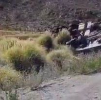 [URGENTE] Un camión volcó cerca de Campo Quijano: quedó destrozado
