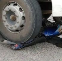 Terrible accidente: el conductor de un camión no vio a una moto y la aplastó