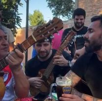 [VÍDEO] Reapareció Tevez: Carlitos se sentó a guitarrear con un hincha de River