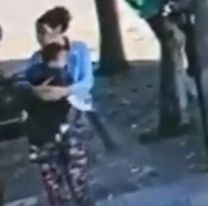 [INSEGURIDAD] La arrastraron por el piso para robarle una mochila: tenía a su bebé en brazos