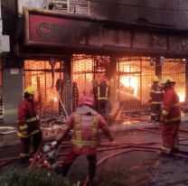 Las terribles imágenes del incendio en el mercado de pulgas en Salta