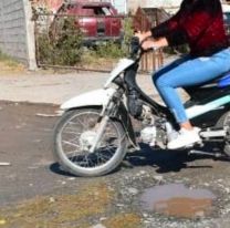 Meta pala y ripio: vecinos de Rosario de la Frontera taparon baches de una calle