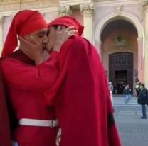 Quiénes son los "infernales" que se besaron frente a la Catedral 