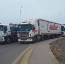 Estallaron los transportistas por la falta de combustibles: van a paro con cortes de rutas