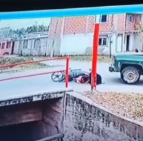 [HAY VIDEO] Salteñas derraparon con la moto y casi terminan arrolladas por una camioneta