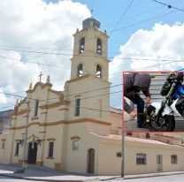 Robaron una moto detrás de la Iglesia Santa Cruz: buscan a los ladrones