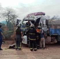 Brutal choque entre dos camiones: uno de los conductores quedó aplastado