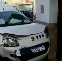 Terrible accidente: una familia salteña amaneció con un auto incrustado en su casa