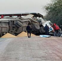 Chocaron de frente un colectivo y un camión en la ruta: hay siete muertos