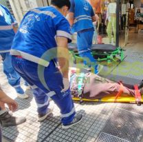 Gritos de dolor y susto en pleno centro de Salta: una mujer fue retirada en camilla