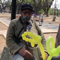 Jubilado salteño vende globos para ganarse la vida: "Trabajo por los niños"