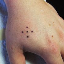 Qué significan los tatuajes de cinco puntos en las manos que generan intriga
