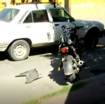 Fuerte choque entre un auto y una moto en Villa Chartas: hay un herido