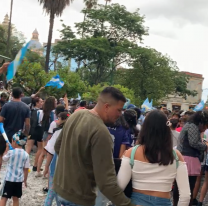 Salteños se olvidaron de la lluvia y fueron a festejar a la Plaza 9 de Julio
