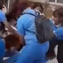 Brutal pelea de dos alumnas salteñas en la puerta del colegio: "A las piñas"