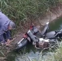 Impactante choque: su moto quedó adentro de un canal y ella se salvó de milagro