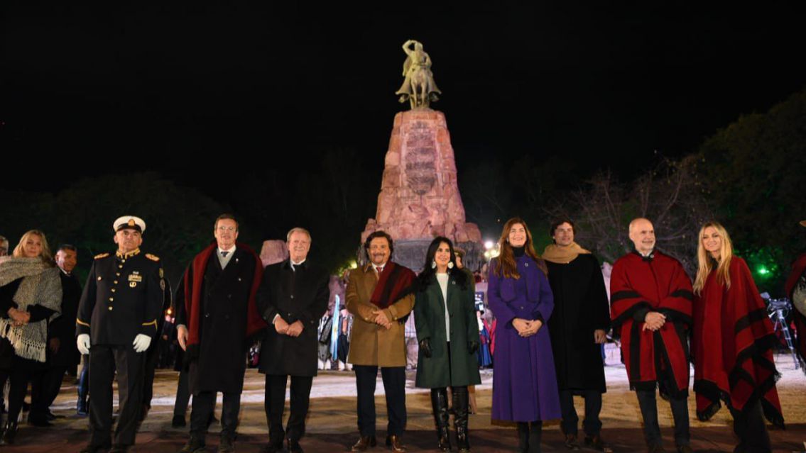 Gustavo Sáenz encabezó los actos en el monumento al Gral. Martín Miguel de Güemes