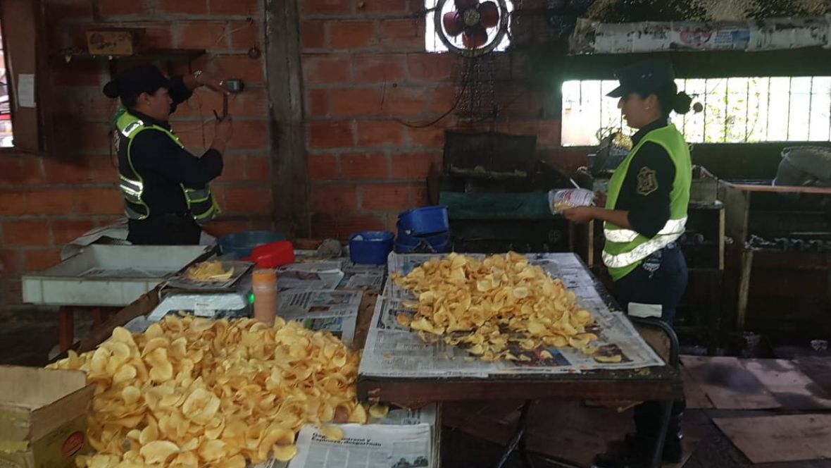 En Salta, fabricaban papas fritas en condiciones infrahumanas: esclavos y todo un asco [FOTOS]